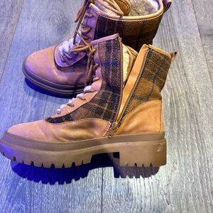 Lucky Brand leather winter boot. Camel color, faux fur lining.